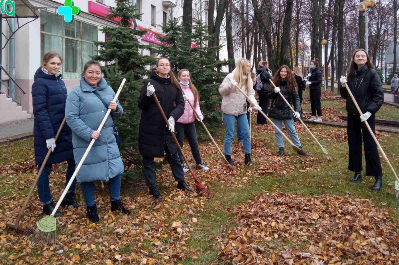 Студенты кафедры «Экономика и логистика» АТФ приняли участие в субботнике